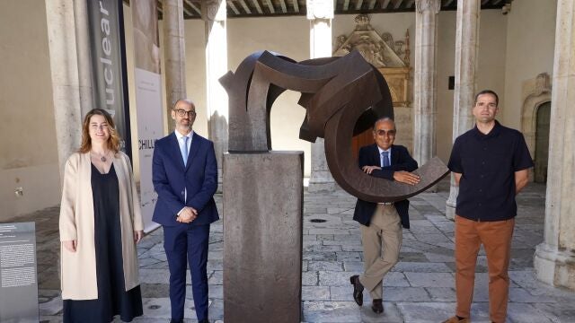 (I a D) La directora del Museo Chillida Leku, Mireia Massagué; el director del Museo Nacional de Escultura de Valladolid Alejandro Nuevo, el hijo del escultor Luis Chillida; el comisario de la muestra Mikel Onandia, en la exposición 'Chillida. Mística y materia