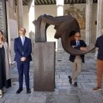 (I a D) La directora del Museo Chillida Leku, Mireia Massagué; el director del Museo Nacional de Escultura de Valladolid Alejandro Nuevo, el hijo del escultor Luis Chillida; el comisario de la muestra Mikel Onandia, en la exposición 'Chillida. Mística y materia