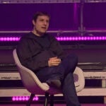 Max Hodak durante una de sus conferencias sobre ingeniería biomédica