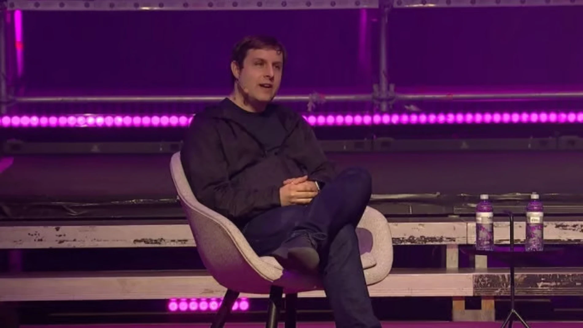 Max Hodak durante una de sus conferencias sobre ingeniería biomédica