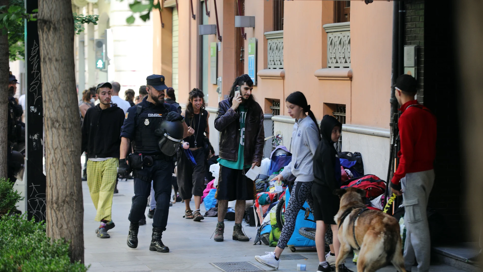 GRAFAND8778. GRANADA, 28/05/2025.-La Policía Nacional ha desalojado a primeras horas de esta mañana a la veintena de okupas que permanecían desde el pasado enero instalados en un céntrico edificio de Granada con la intención de convertirlo en un centro social.EFE/Pepe Torres.
