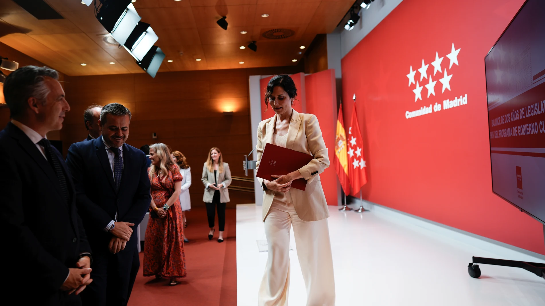 La presidenta de la Comunidad de Madrid, Isabel Díaz Ayuso, durante la presentación del balance del Gobierno en el ecuador de la XIII Legislatura 2023/27.