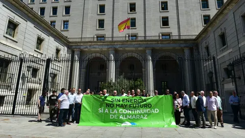 Miembros de la plataforma "Sí Almaraz, sí al futuro", a las puertas del Ministerio de Transición Ecológica y Reto Demográfico