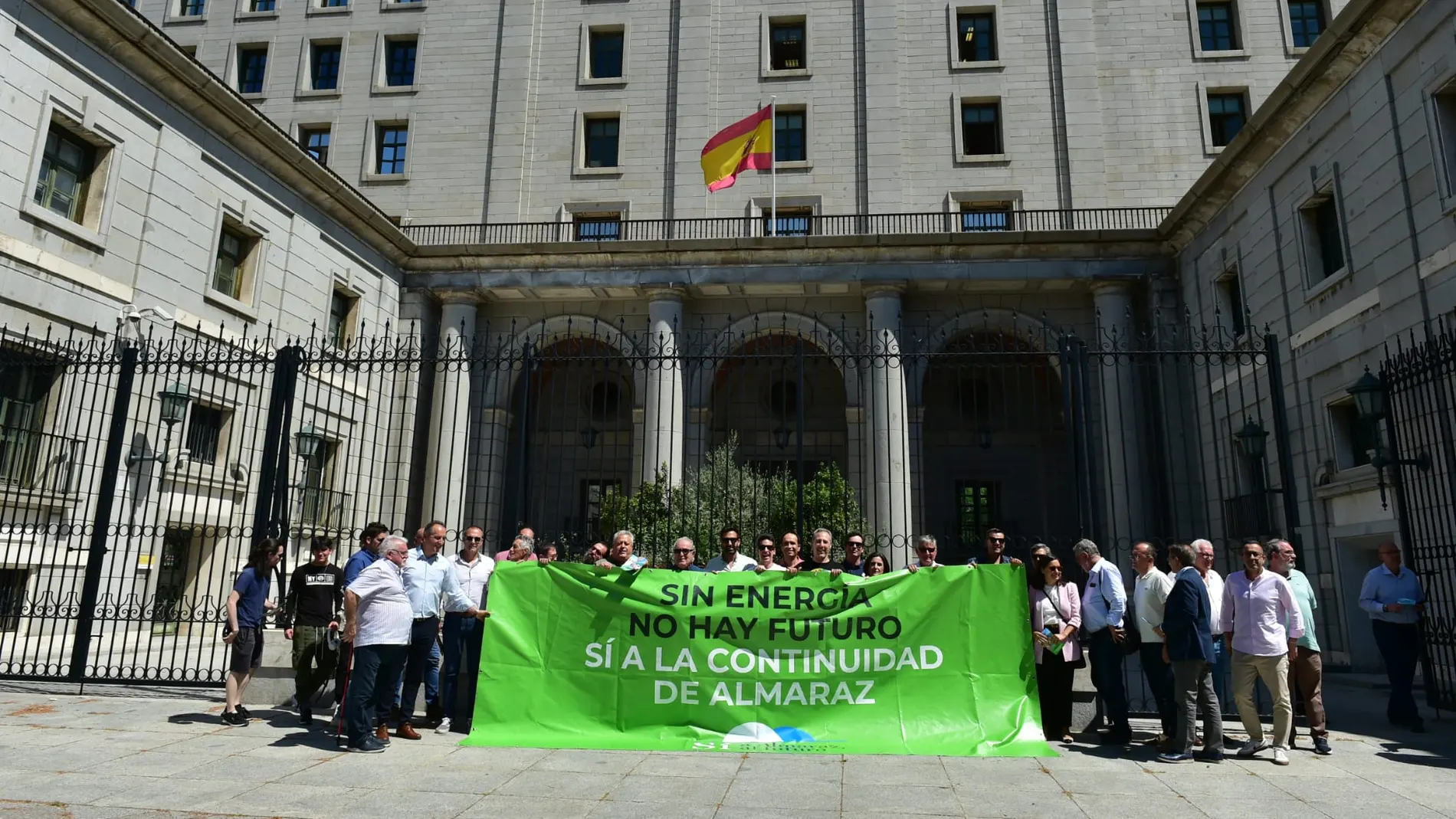 Miembros de la plataforma "Sí Almaraz, sí al futuro", a las puertas del Ministerio de Transición Ecológica y Reto Demográfico