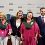 La vicepresidenta, Isabel Blanco, felicita a unas graduadas junto a David Esteban, y el rector de la UEMC, David García López