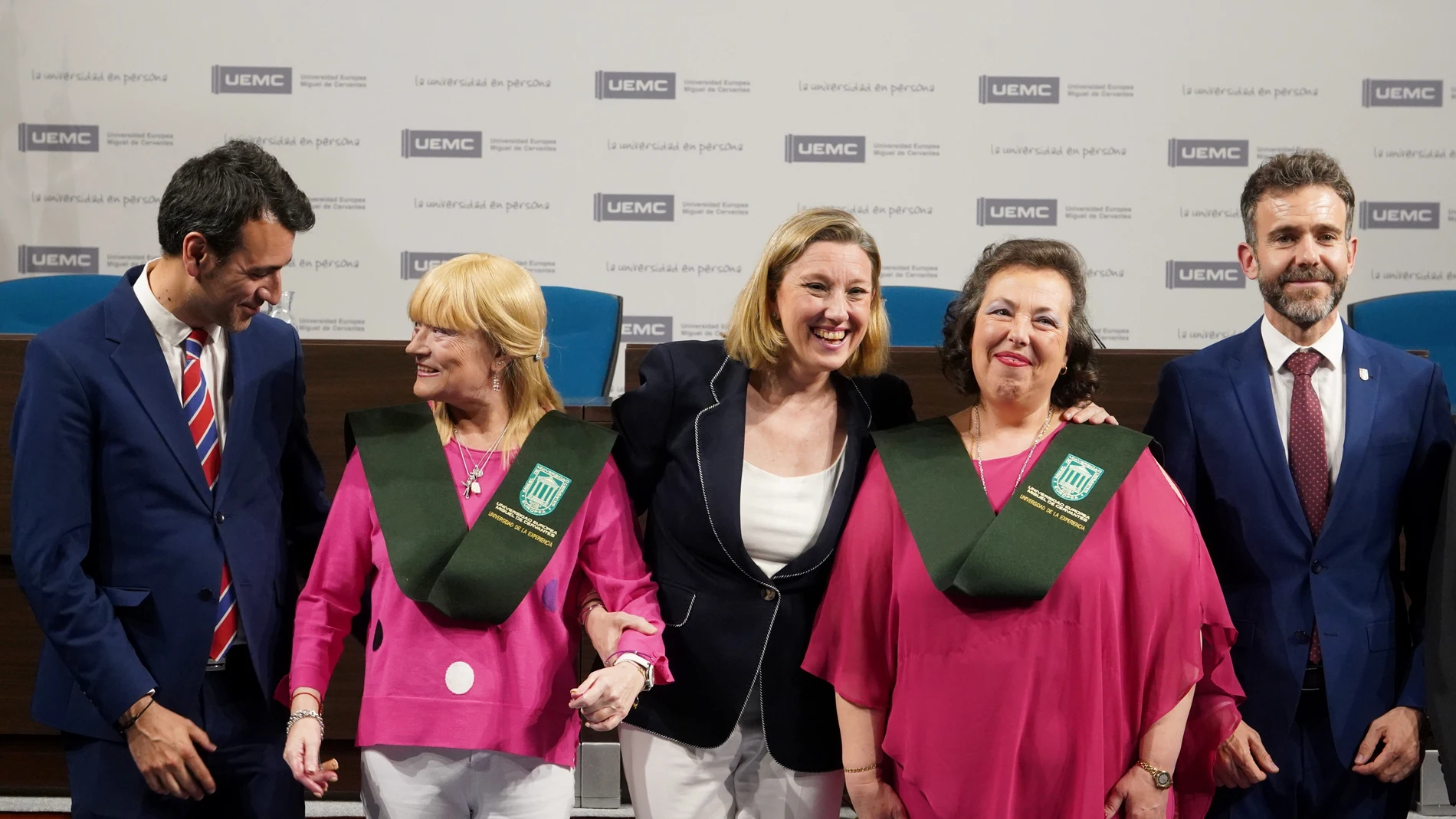 La vicepresidenta, Isabel Blanco, felicita a unas graduadas junto a David Esteban, y el rector de la UEMC, David García López