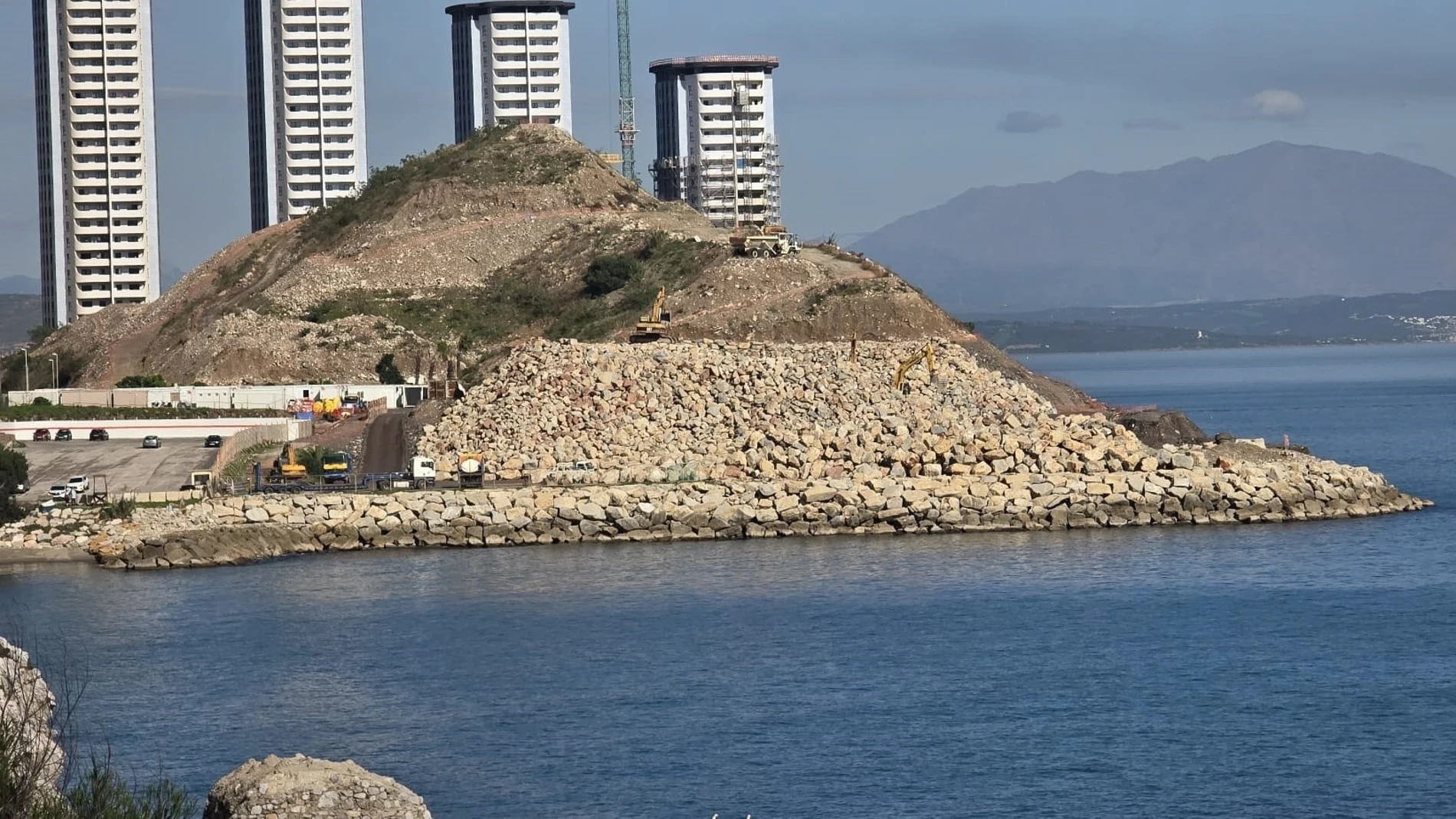 Los ecologistas calculan que Gibraltar ha arrojado al mar casi 10.000 toneladas de piedra de escollera para su marcoproyecto Eastside