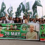Manifestante con banderas de Pakistán en Chaman