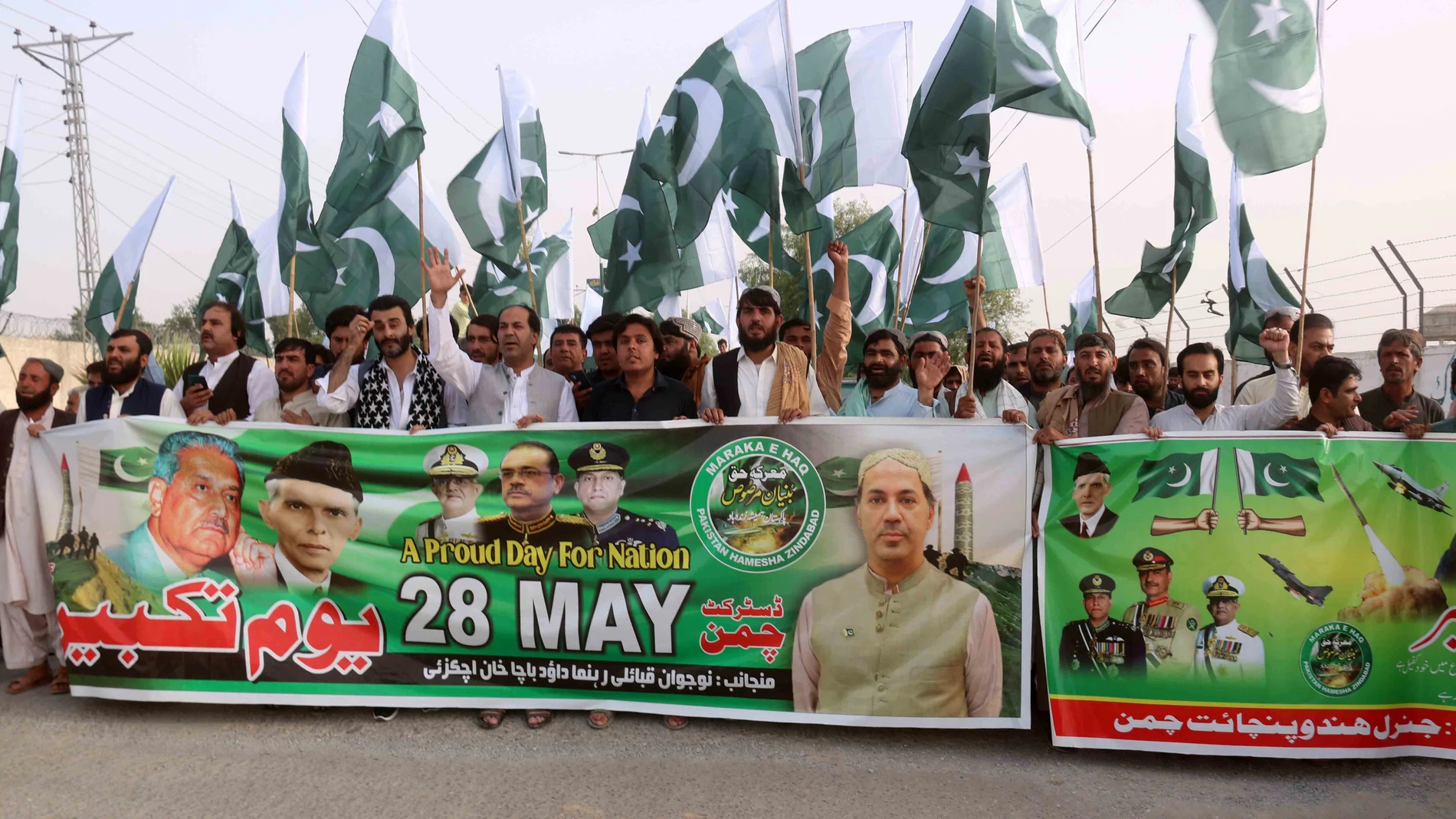 CHAMAN (Pakistan), 28/05/2025.- People wave national flags during a 'Youm-e-Takbeer' rally in Chaman, Pakistan, 28 May 2025. Youm-e-Takbeer (the Day of Greatness) commemorates Pakistan’s nuclear tests on 28 May 1998, when Pakistan became the world’s seventh nation and the first Muslim state to possess nuclear weapons. EFE/EPA/AKHTAR GULFAM