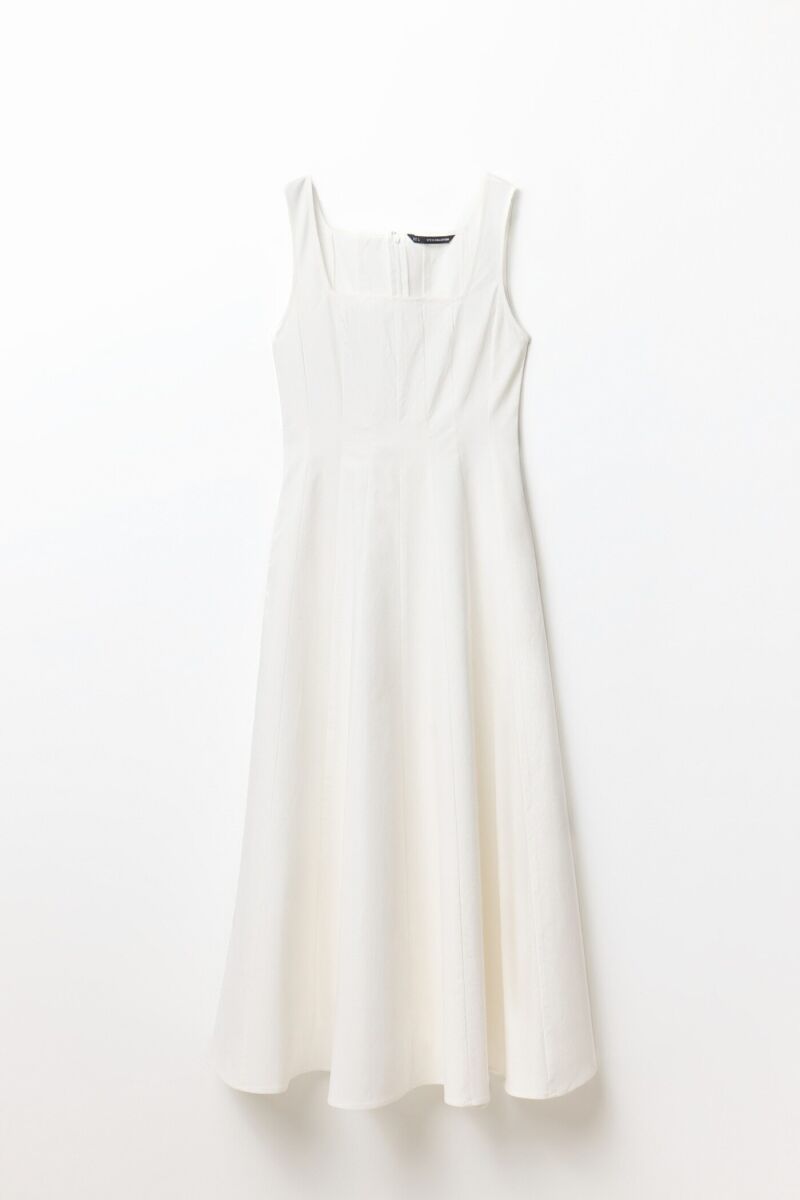 Vestido escote cuadrado.