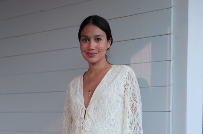 Influencer con vestido bohemio.