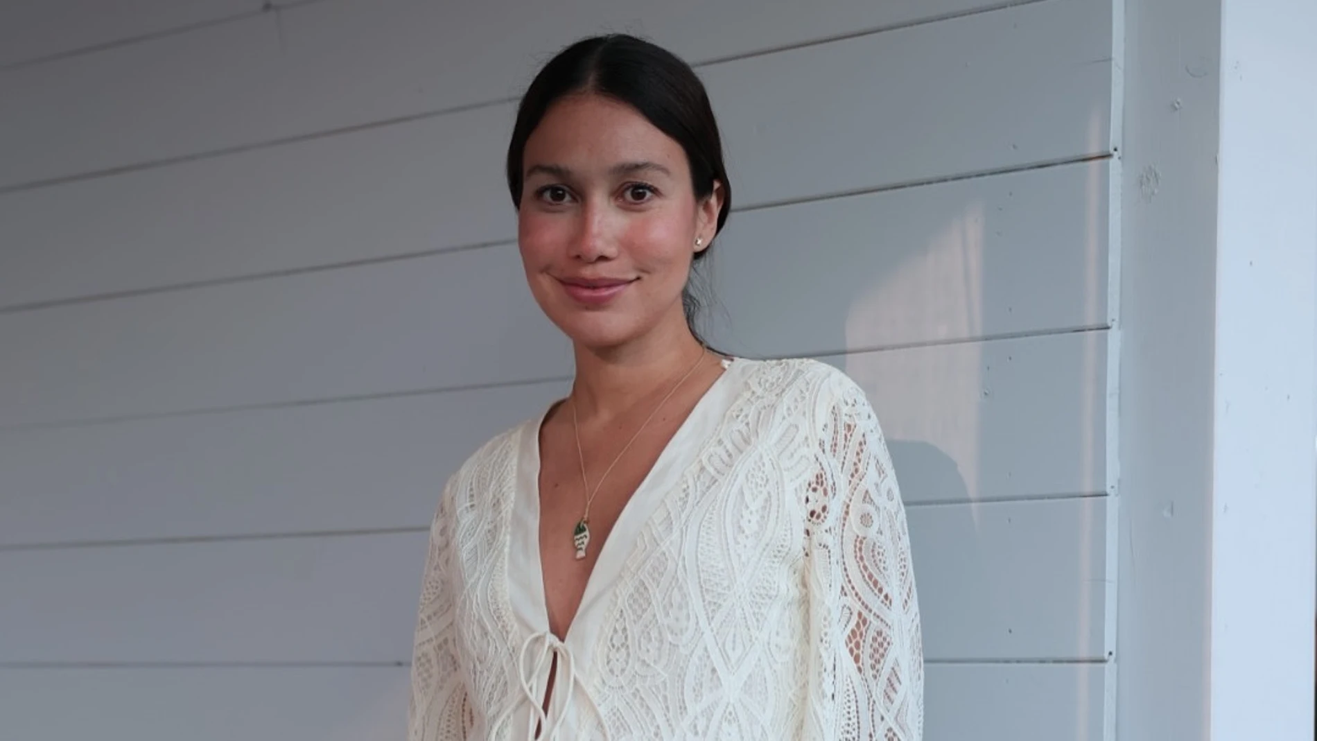 Influencer con vestido bohemio.