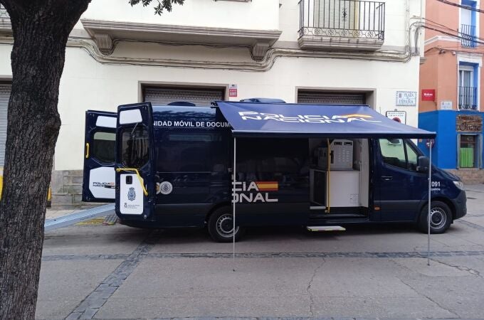 La Policía Nacional expide en la provincia de Huesca los primeros DNI en el vehículo integral de documentación