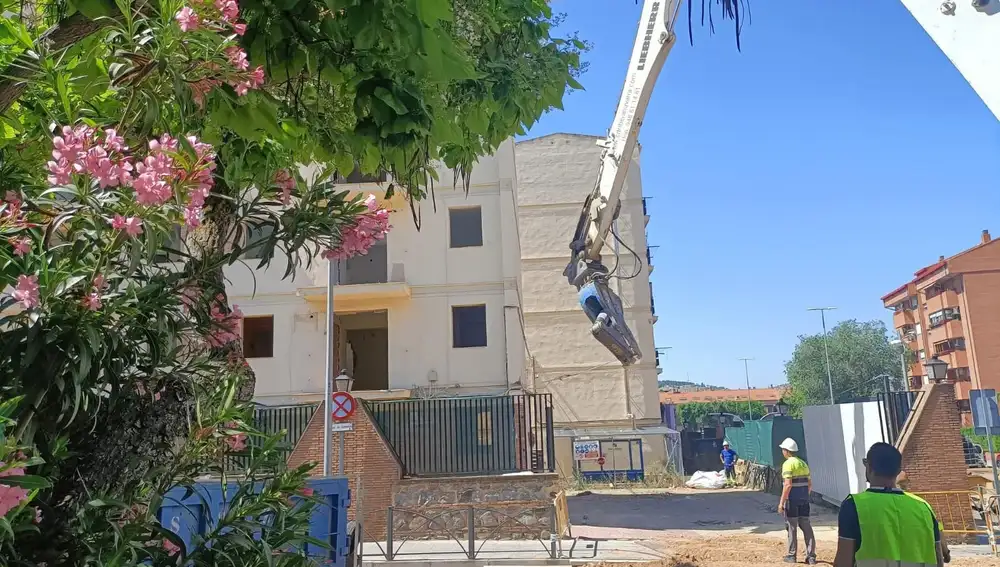 Primeros trabajos de demolición del Cuartel de la Guardia Civil de Toledo.