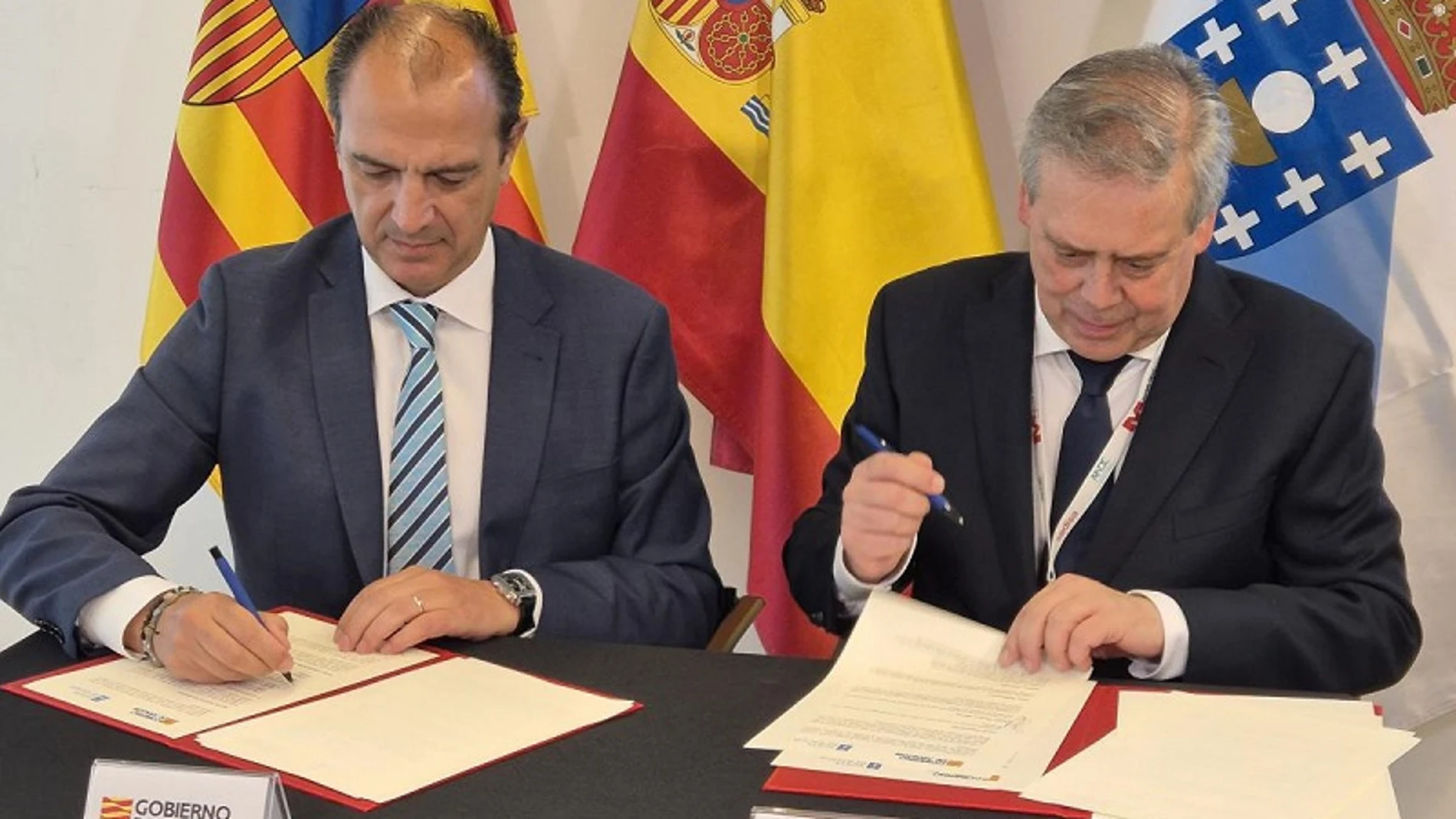 El conselleiro de Sanidade, Antonio Gómez Caamaño (derecha), y su homólogo aragonés, José Luis Bancalero Flores.