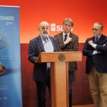José Ángel González Sainz presenta este certamen junto a José Rodríguez Ponga y Carlos Martínez
