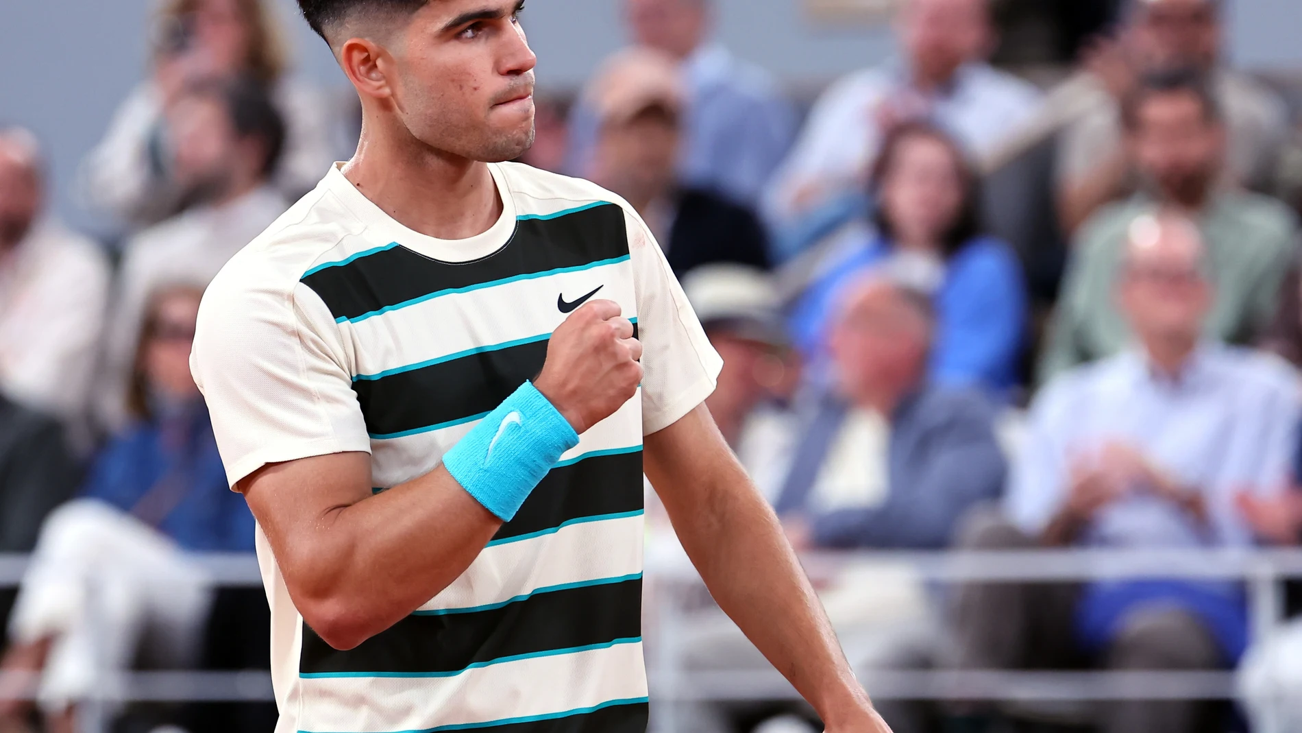PARIS (France), 28/05/2025.- Carlos Alcaraz of Spain reacts during his Men's 2nd round match against Fabian Marozsan of Hungary at the French Open Grand Slam tennis tournament at Roland Garros in Paris, France, 28 May 2025. (Tenis, Abierto, Francia, Hungría, España) EFE/EPA/CHRISTOPHE PETIT TESSON