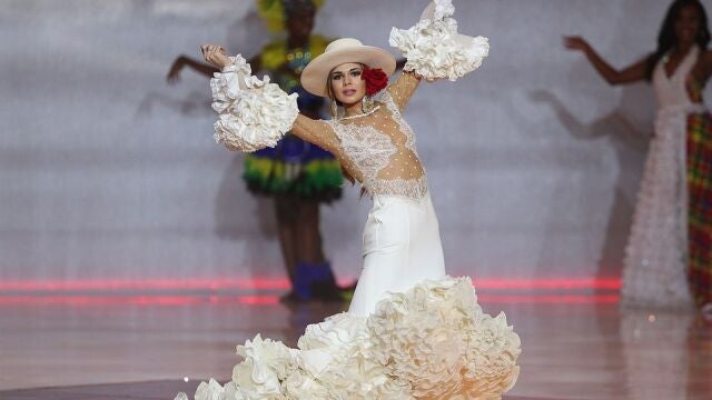 María del Mar Aguilera baila flamenco durante la final de Miss Mundo 2019