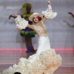 María del Mar Aguilera baila flamenco durante la final de Miss Mundo 2019