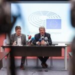 El presidente de la delegación de la Comisión de Peticiones del Parlamento Europeo, Bogdan Rzonca (a la derecha), ayer en Sevilla