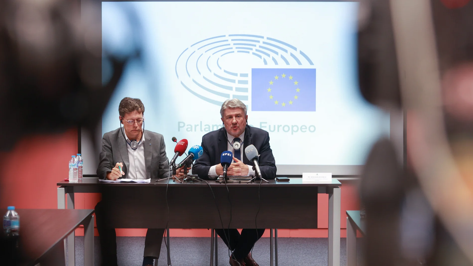 El presidente de la delegación de la Comisión de Peticiones del Parlamento Europeo, Bogdan Rzonca (a la derecha), ayer en Sevilla