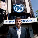 El candidato a liderar el PP, José Luis Bayo, ofrece una rueda de prensa en Madrid