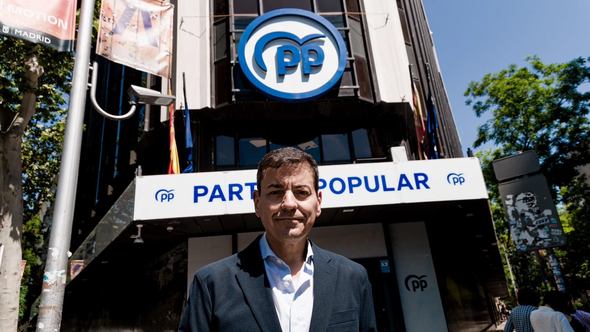 El candidato a la Presidencia del Partido Popular, José Luis Bayo, atiende a los medios de comunicación a su llegada a la sede del Partido Popular, a 28 de mayo de 2025, en Madrid (España). El expresidente de Nuevas Generaciones del PP de la Comunitat Valenciana, José Luis Bayo, anunció el pasado 20 de mayo su precandidatura para la Presidencia nacional del PP con el objetivo de "dar voz a las bases" y como crítico a la gestión de Carlos Mazón en la Comunitat Valenciana. 28 MAYO 2025 Carlos...