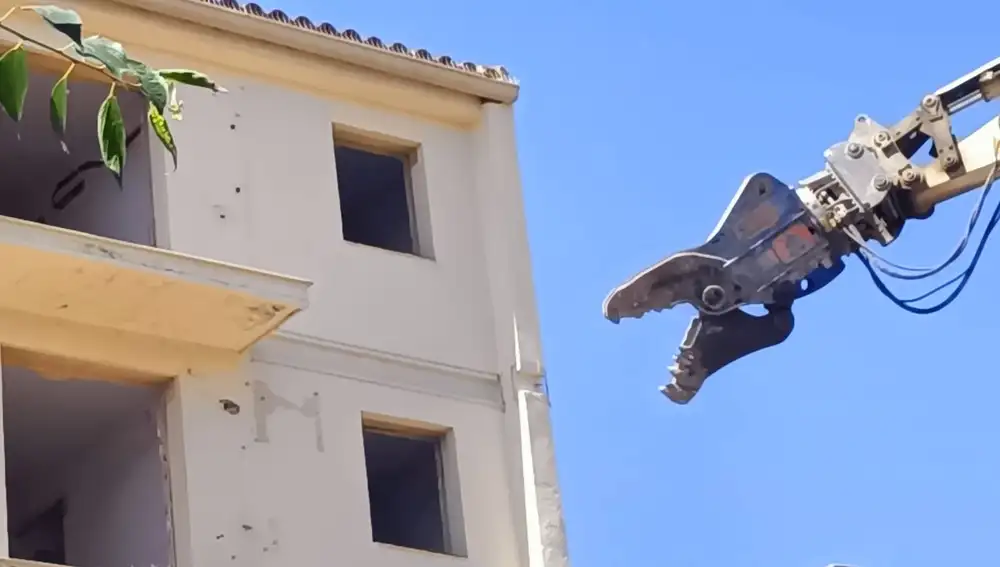 Primeros trabajos de la demolición del Cuartel de la Guardia Civil de Toledo.