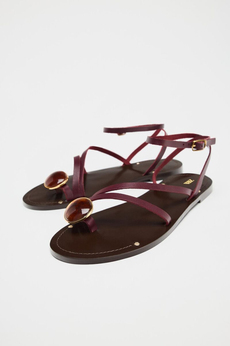 Sandalias planas en granate.