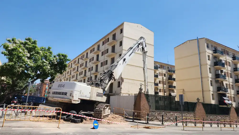 Primeros trabajos de la demolición del Cuartel de la Guardia Civil de Toledo.