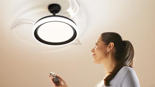 Un ventilador 2 en 1 que refresca, ilumina y te ayuda a descansar mejor cada noche