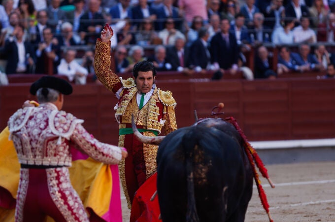 El diestro Morante de la Puebla da un pase a su primer astado durante la corrida de la prensa de la Feria de San Isidro, este miércoles en la Plaza de Toros de Las Ventas, en Madrid. 