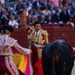 El diestro Morante de la Puebla da un pase a su primer astado durante la corrida de la prensa de la Feria de San Isidro, este miércoles en la Plaza de Toros de Las Ventas, en Madrid. 