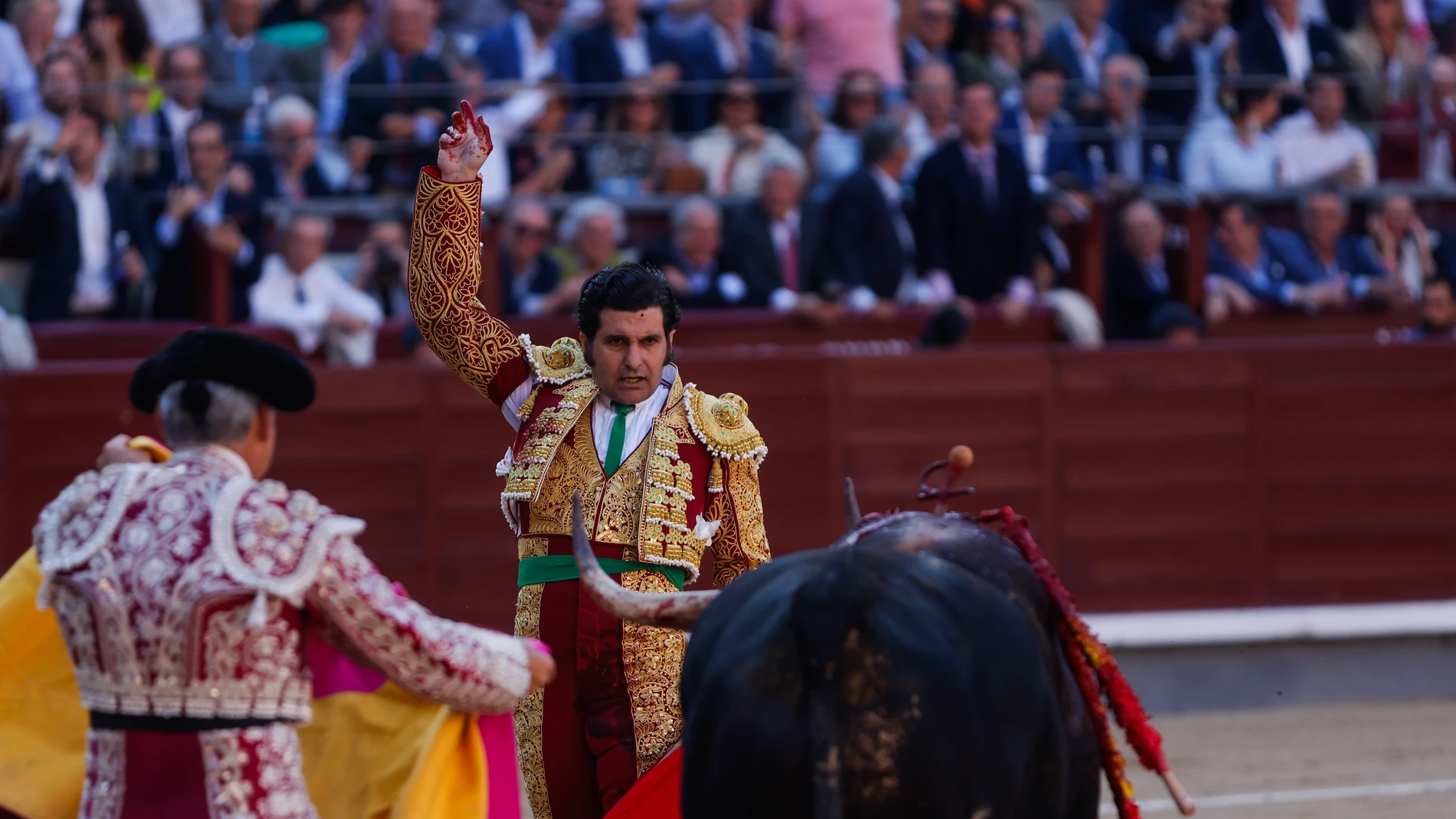 El diestro Morante de la Puebla da un pase a su primer astado durante la corrida de la prensa de la Feria de San Isidro, este miércoles en la Plaza de Toros de Las Ventas, en Madrid.