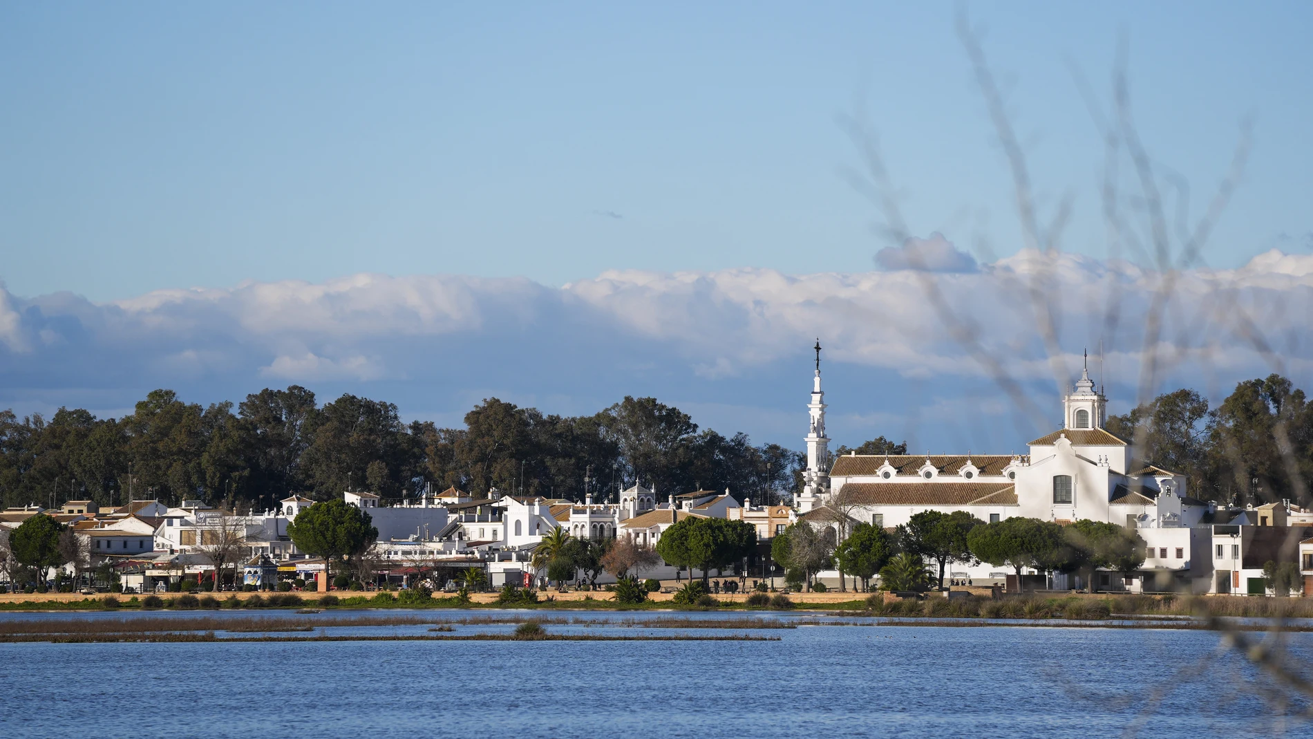 La marisma con el santuario de la Virgen del Rocío al fondo