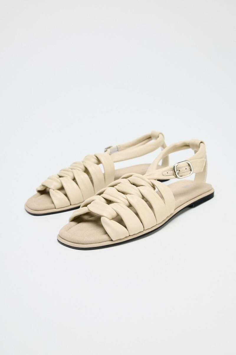Sandalias planas al estilo cangrejeras.