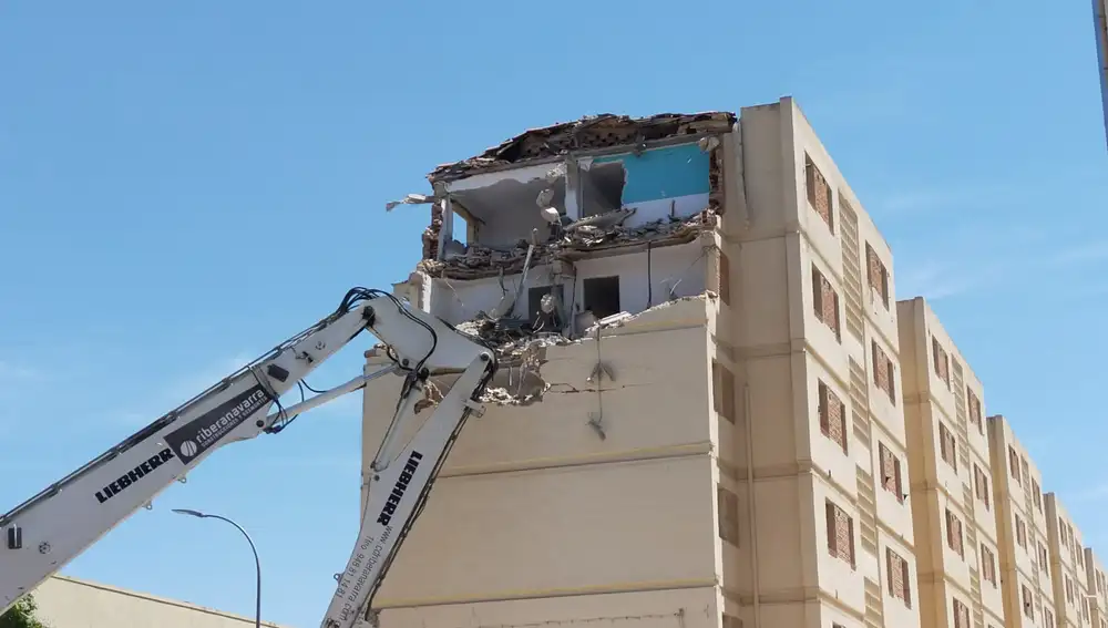 Primeros trabajos de la demolición del Cuartel de la Guardia Civil de Toledo.