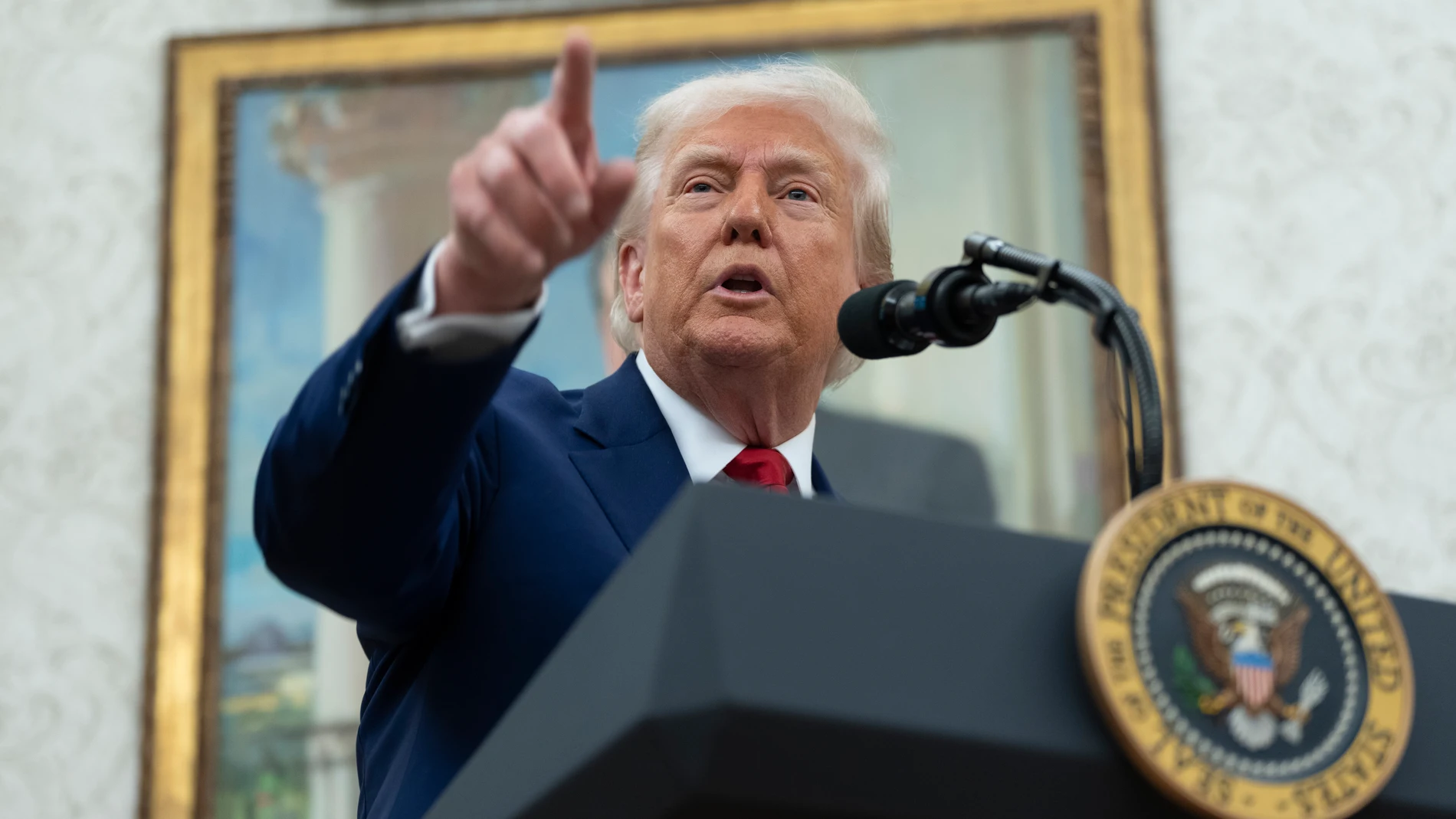 WASHINGTON (United States of America), 28/05/2025.- US President Donald Trump speaks at the swearing-in ceremony for Jeanine Pirro, as interim US Attorney for the District of Columbia, in the Oval Office at the White House in Washington, DC, USA, 28 May 2025. EFE/EPA/Chris Kleponis - Pool via CNP / POOL