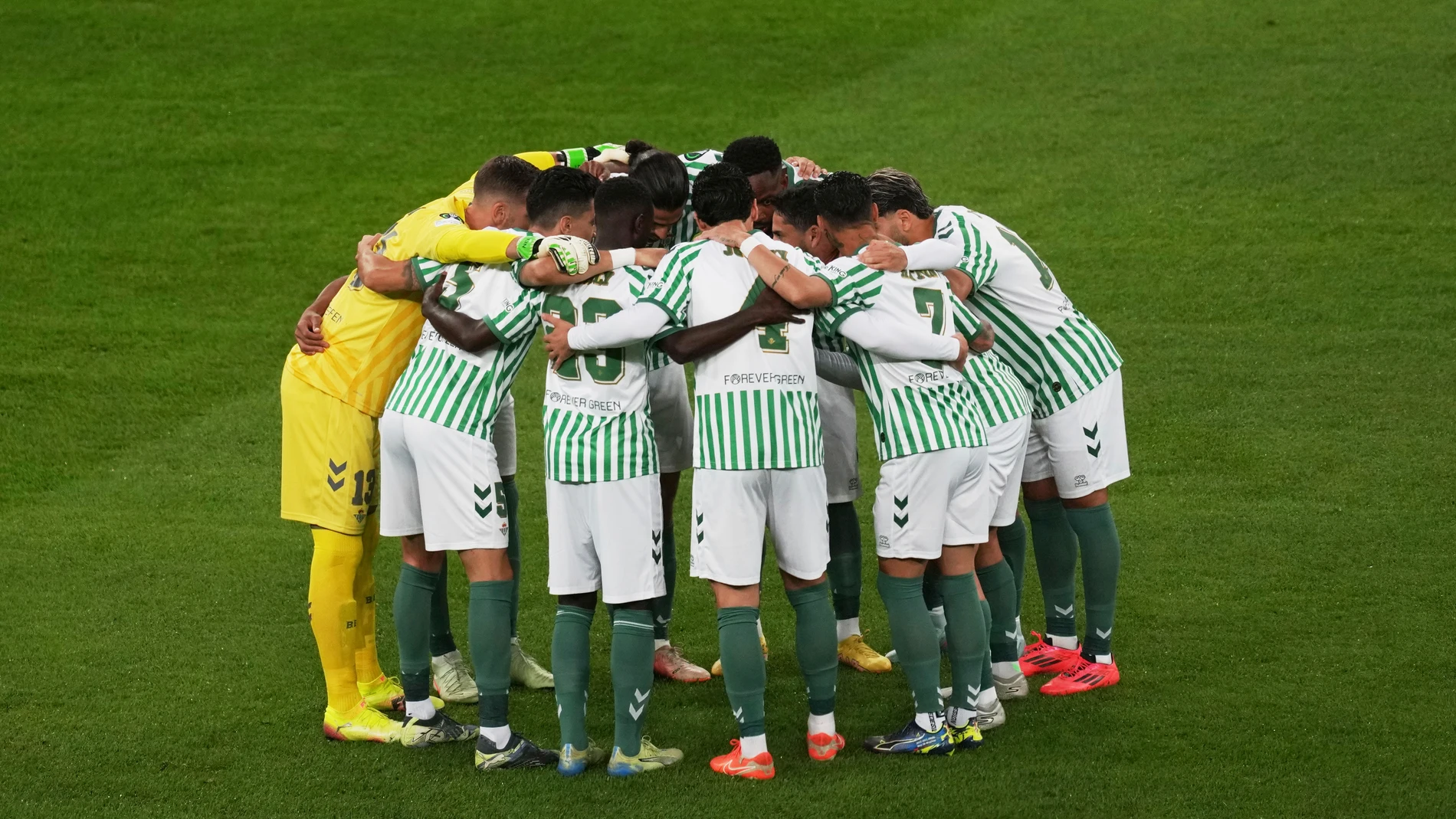 Betis' players stand on the pitch prior to the start of the Europa Conference League final soccer match between Real Betis and Chelsea in Wroclaw, Poland, Wednesday, May 28, 2025. (AP Photo/Darko Vojinovic)