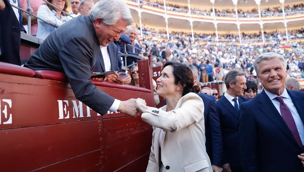 La presidenta de la Comunidad de Madrid, Isabel Díaz Ayuso saluda al empresario Enrique Cerezo (i) durante la corrida de la prensa de la Feria de San Isidro, este miércoles en la Plaza de Toros de Las Ventas, en Madrid.