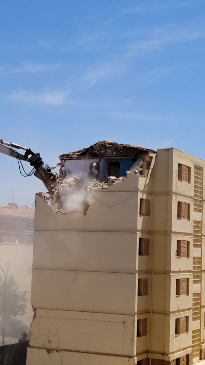 Primeros trabajos de demolición del Cuartel de la Guardia Civil de Toledo.