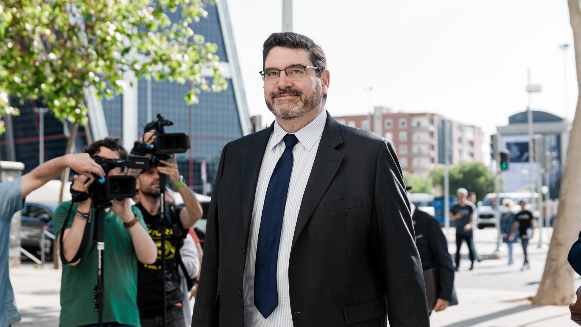 El director de estrategia de Indra, Manuel Ausaverri, a su llegada a declarar a los Juzgados de Plaza de Castilla por el ‘caso Begoña’, a 28 de mayo de 2025, en Madrid (España).Marc Murtra, actual presidente de Telefónica, está citado a declarar como testigo para ahondar en las inversiones que realizó Indra --durante su etapa como presidente de dicha compañía-- en el 'software' de la cátedra que codirigía Begoña Gómez, esposa del presidente del Gobierno, en la Universidad Complutense de Madri...