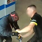 Sucesos.- Detenido un individuo por intentar atracar una gasolinera a punta de pistola en Águilas (Murcia)