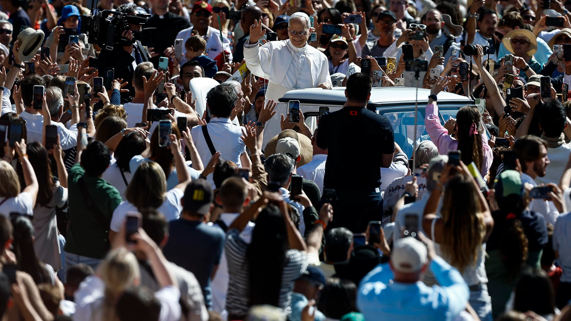 FOTODELDÍA CIUDAD DEL VATICANO (Santa Sede), 28/05/2025.- El Papa León XIV asiste a su audiencia general semanal en la Plaza de San Pedro, Ciudad del Vaticano, este miércoles.-EFE/ Angelo Carconi