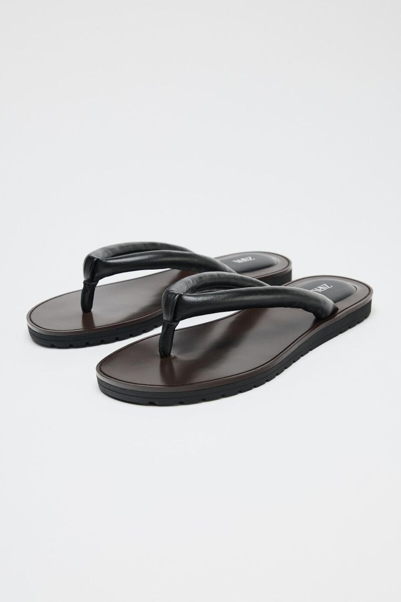 Sandalias planas de dedo.
