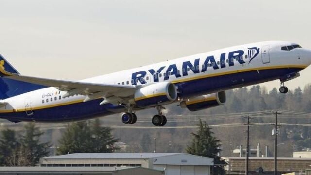 Ryanair se defiende con varias sentencias que "confirman" la legalidad de su política de equipaje
