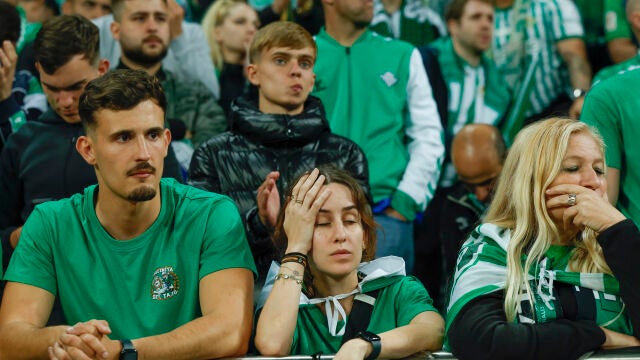 Aficionados béticos lamentan la derrota en la final de la Conference League