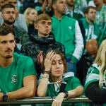 Aficionados béticos lamentan la derrota en la final de la Conference League