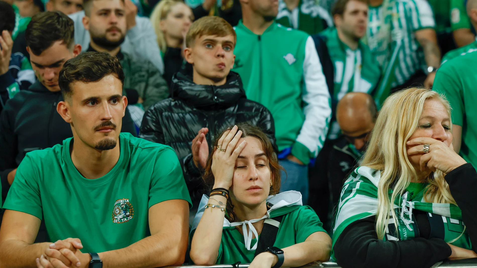 BRESLÁVIA, 28/05/2025.- Aficionados del Betis tras caer derrotados en el encuentro correspondiente a la final de la Liga de Conferencia que han disputado hoy miércoles Chelsea y Betis en el Tarczynski Arena de Breslávia. EFE / Julio Muñoz.