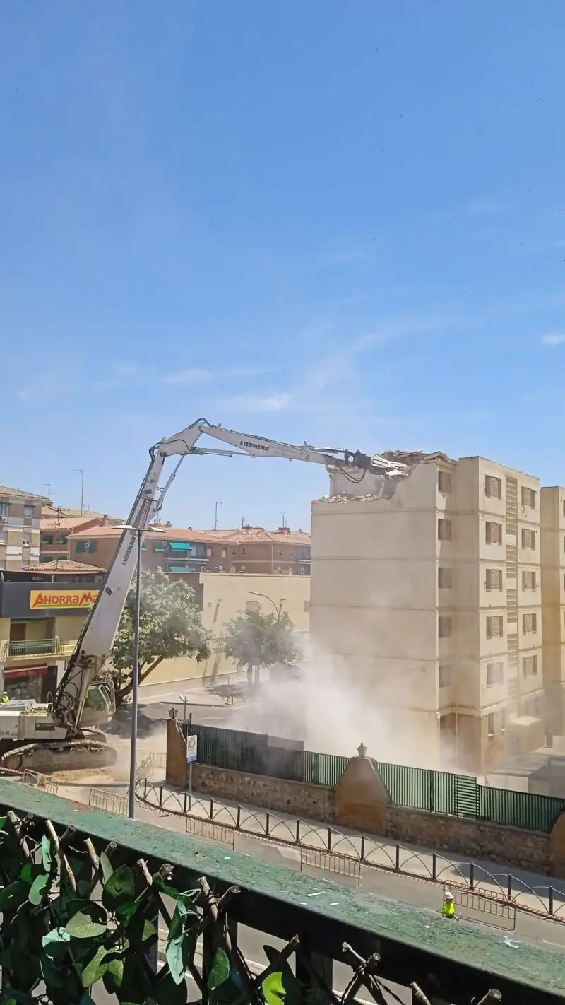 Primeros trabajos de la demolición del Cuartel de la Guardia Civil de Toledo.